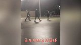 突然入镜的心动 一女生在篮球场拍朋友打篮球，忽然一男生突然入镜，侧颜太完美了～是心动的感觉！