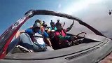 刷新体验!众人开车高空跳伞 这车翻的相当可以