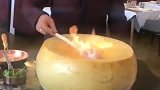 花888点的意大利芝士，结果搬上来个菜墩，搅和两下就完事了