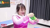 学生买粘土不带胖妞，没想胖妞变成了纸片人整蛊学生，太逗了