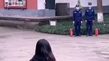 女友奔向正在站岗的消防员男友，男朋友却做出这样手势
