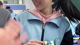 13岁女孩仅用12秒复原魔方，同学羡慕地惊叹尖叫