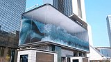街头现80米长“大水缸”，海浪翻滚倾泻而下，路人见到都惊艳了