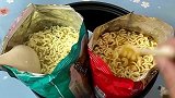 小伙子吃泡面鸳鸯锅的搞笑操作！