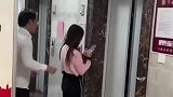妙龄女子遭挟持，巧用手势化解危机！