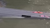 水里游泳的迷你四驱车