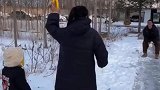 打雪仗挺好玩的，就是有点费娃