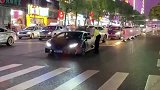 小哥开兰博基尼带妹子去炸街，正好被交警叔叔抓个正着，惊不惊喜