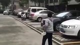 手上的羽毛球拍怕是个负重吧