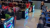 一男子一整天不回家，老婆无奈只好叫来姐姐