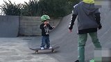 萌翻了！国外小宝宝玩滑板 累了就喝一口奶