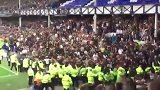 英超-1718赛季-理智球迷是这样的! 埃弗顿球迷用歌声平定球场暴乱-专题