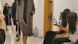 高校宿舍版秋冬时装周大秀。走秀的都是大一新生，来自服装表演专业