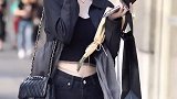 街拍街拍美女，姑娘太养眼，牛仔短裤更是美到极致！