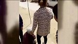 爆新鲜-20170406-实拍渭南一媳妇当街殴打婆婆 还用脚踢其头部