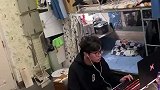 男生在宿舍内打游戏，将椅子放在床上