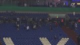 撒气？主场输球无缘德国杯决赛 沙尔克球迷看台肉搏客队拥趸