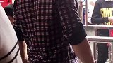 他没动谁都不敢动，年纪轻轻就有如此气质