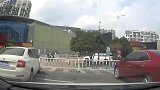 女司机开车气场就是强大，愣是把对面一家人吓得一路小跑