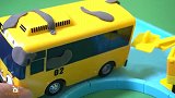 黄色的巴士玩具脏了，去帮忙洗车吧