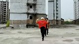 广场没地方跳舞了，被大妈们占领了，我只好来到工地上练习舞蹈