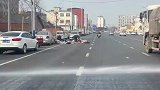 洒水车在路过大爷时关闭了喷水