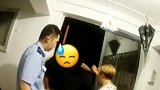 民警苦劝失恋轻生小伙 大妈神助攻：别跳！跳了楼盘要降价