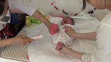 新生宝宝第一次做脚模，过程好特别，出来的样子好萌啊