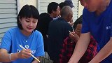 河南方言喜剧：傻儿子打包饭菜被人埋怨，父亲为何还带他去吃席？