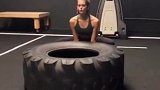 短发妹子超规范健身 推轮胎踩平衡板身材完美匀称