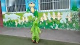 小宝宝穿成小怪兽进幼儿园,老师和家长都被她搞笑的小姿势笑坏了