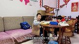 远嫁媳妇回娘家，飞哥一个人在家带孩子，边做饭边辅导作业真用心