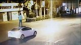 爆新鲜-20170902-蚌埠:醉驾男子跳到车顶上玩无人驾驶