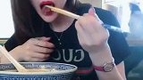 漂亮小姐姐吃面的时候自拍真优雅，可能拍完就大口吃面了！