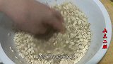 麦片里加1个鸡蛋，不熬粥不蒸饭，大手一转，比面包香