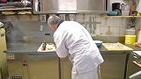 巴黎烘焙师为法国球迷准备爱国食物 巧妙融入球衣国旗元素