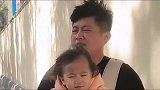 爸爸带着女儿出门，这么大的风，这爸爸竟然这样带女儿，是亲生的