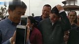 大衣哥儿子结婚后，送礼的络绎不绝！
