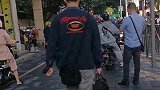 小车停在人行道，全车只剩下四个车轱辘了