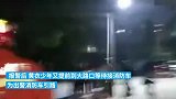男童手指被卡，路过少年“教科书式”救援