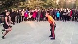 两位大爷有没有考虑过进军足球圈？ 这脚法这技术