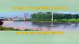 下雨天路面积水，司机行驶速度太快，结果美女湿了身！
