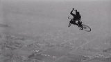 极限-17年-神奇！20年代空中特技表演 携带自行车跳伞-专题