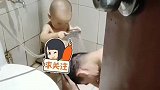 老公说给儿子洗澡，偷偷打开门看到这一幕，心疼儿子3秒钟！