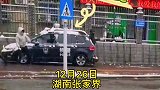 警民一家亲，路人小哥与执勤特警打雪仗，小哥“偷袭”完就跑
