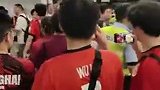海港球迷在地铁站起哄嘲讽申花球迷 现场的安保都无奈了
