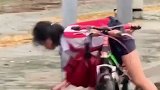 小小的背影，细细的小手拾起的不是树叶是满满的正能量。暖心 正能量
