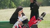 国外恶搞，修女在现场哺乳，不料遇到同事，修女直接把孩子送路人