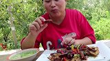 胖妹嘴馋吃炸蚂蚱，配上丝瓜汤没谁了，这吃相好过瘾