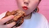 吃货姐直播吃猪蹄，这吃相真带劲